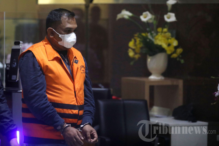 KPK Tahan Buronan Izil Azhar
