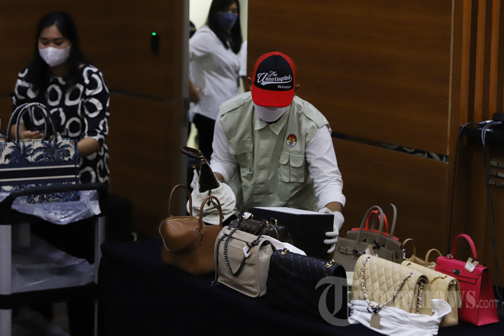 KPK Tahan Rafael Alun Trisambodo
