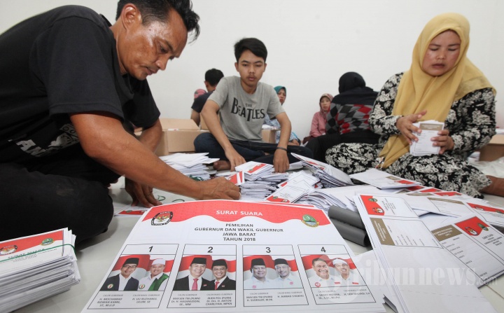 KPU Sortir dan Lipat Surat Suara Pilgub Jabar 2018