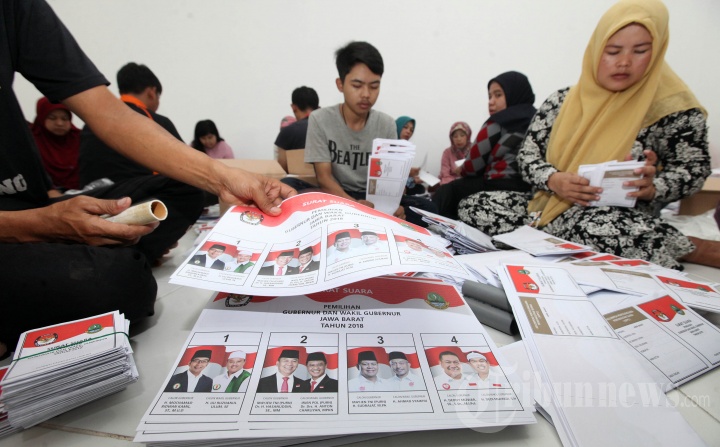 KPU Sortir dan Lipat Surat Suara Pilgub Jabar 2018