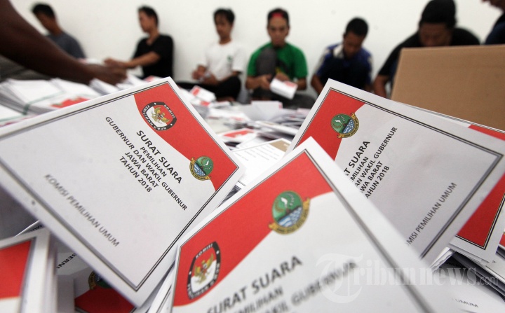 KPU Sortir dan Lipat Surat Suara Pilgub Jabar 2018