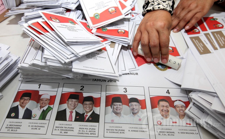 KPU Sortir dan Lipat Surat Suara Pilgub Jabar 2018