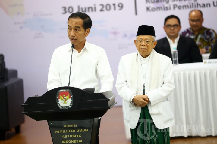 Presiden dan Wakil Presiden terpilih periode 2019-2024, Joko Widodo (kiri) dan KH Ma'ruf Amin (kanan) memberikan keterangan saat Rapat Pleno Terbuka Penetapan Pasangan Calon Presiden dan Wakil Presiden Terpilih Pemilu 2019 di gedung KPU, Jakarta, Minggu (30/6/2019). KPU resmi menetapkan Joko Widodo dan KH Ma'ruf Amin sebagai Presiden dan Wakil Presiden terpilih periode 2019-2024. 