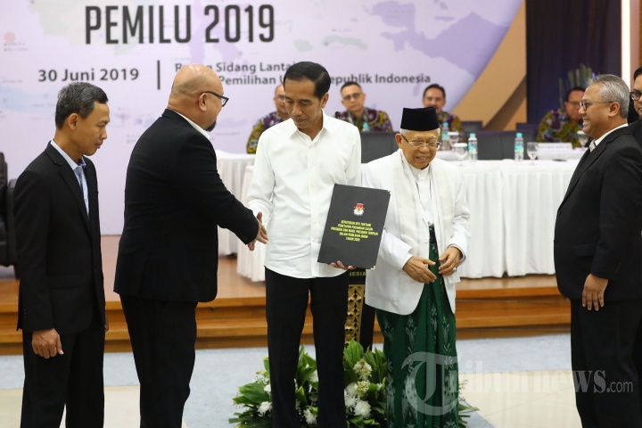 Presiden dan Wakil Presiden terpilih periode 2019-2024, Joko Widodo (tengah) dan KH Ma'ruf Amin (kedua kanan) berjabat tangan dengan Komisioner KPU saat Rapat Pleno Terbuka Penetapan Pasangan Calon Presiden dan Wakil Presiden Terpilih Pemilu 2019 di gedung KPU, Jakarta, Minggu (30/6/2019). KPU resmi menetapkan Joko Widodo dan KH Ma'ruf Amin sebagai Presiden dan Wakil Presiden terpilih periode 2019-2024. 