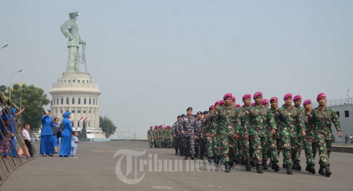 KRI Makassar-590 dan KRI Raden Eddy Martadinata-331
