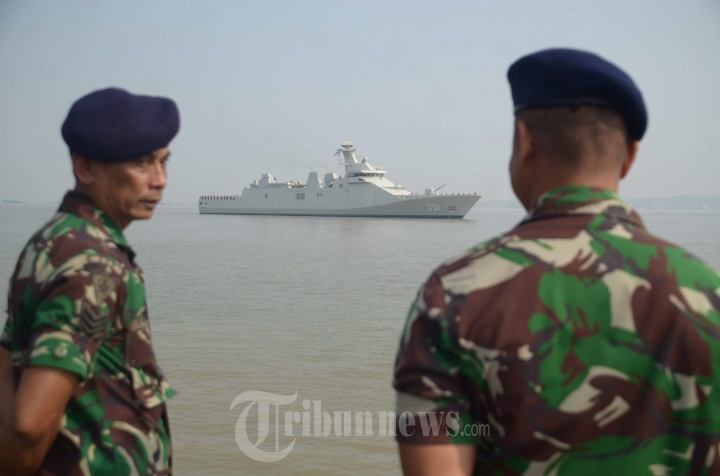 KRI Makassar-590 dan KRI Raden Eddy Martadinata-331