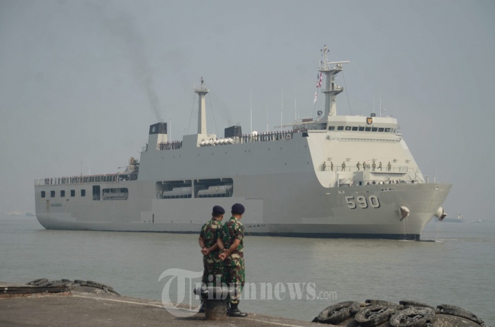KRI Makassar-590 dan KRI Raden Eddy Martadinata-331