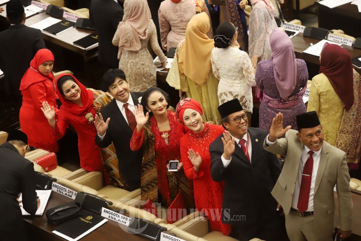 Anggota DPR terpilih dari Partai Demokrasi Indonesia Perjuangan (PDIP) Krisdayanti atau yang akrab disapa KD saat menghadiri pelantikan anggota DPR di Kompleks Parlemen, Senayan, Jakarta Pusat, Selasa (1/10/2019). Krisdayanti tampil cantik dan anggun dalam balutan kebaya merah yang merupakan rancangan dari desainer Anne Avantie. Tribunnews/Jeprima