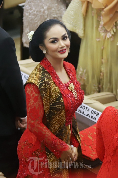 Anggota DPR terpilih dari Partai Demokrasi Indonesia Perjuangan (PDIP) Krisdayanti atau yang akrab disapa KD saat menghadiri pelantikan anggota DPR di Kompleks Parlemen, Senayan, Jakarta Pusat, Selasa (1/10/2019). Krisdayanti tampil cantik dan anggun dalam balutan kebaya merah yang merupakan rancangan dari desainer Anne Avantie. Tribunnews/Jeprima