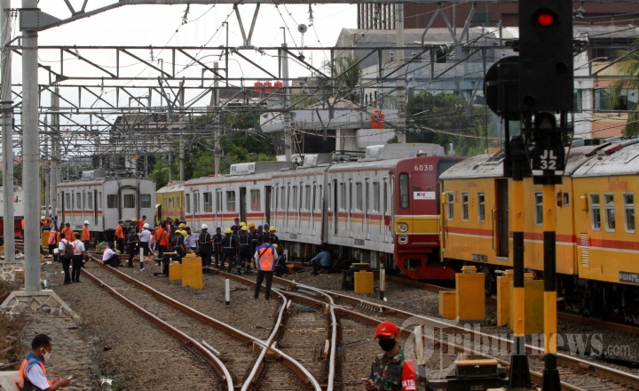 KRL Anjlok di Stasiun Kampung Bandan