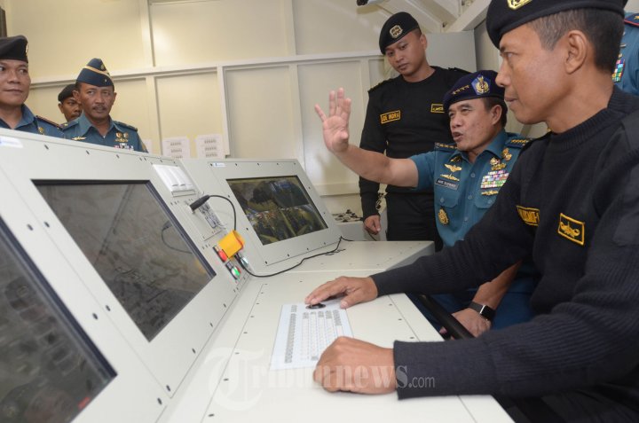 KSAL Mengamati Simulator Kapal Selam SCS
