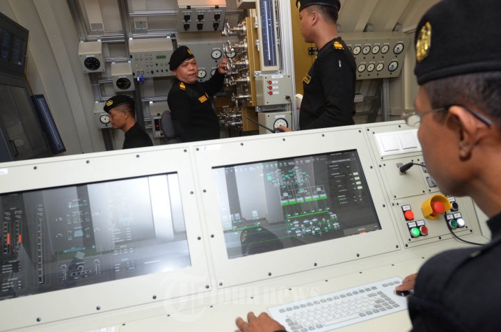 KSAL Mengamati Simulator Kapal Selam SCS