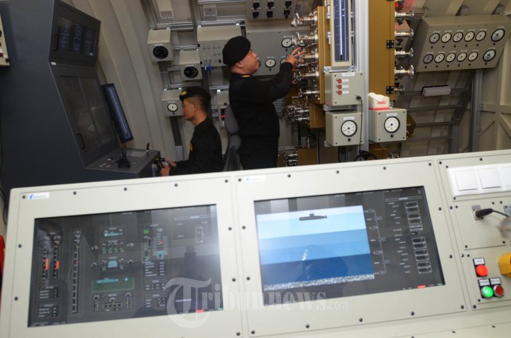 KSAL Mengamati Simulator Kapal Selam SCS