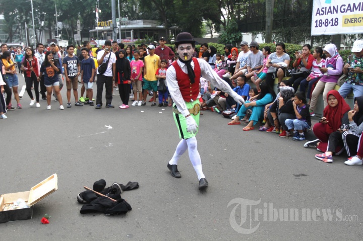 Kumpulkan Modal Menikah Seniman Pantomim Hibur Warga di CFD HI