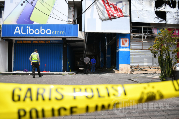 Labfor Polda Jatim Olah TKP Kebakaran Malang Plaza