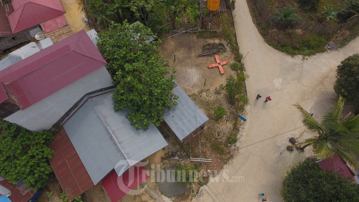 Sebuah penanda milik Badan Informasi Geospasial (BIG) Republik Indonesia berada di kawasan RT 5 Kampung Sinjai, Kelurahan Bukit Merdeka, Kecamatan Samboja, Kutai Kartanegara, Rabu (31/7). Penanda untuk foto udara yang biasa digunakan BIG RI untuk pemetaan sebuah kawasan ini sempat diyakini oleh warga kawasan tersebut sebagai patok wilayah pembangunan Pusat Pemerintah RI yang akan diputuskan oleh Presiden Jokowi pada Agustus mendatang.