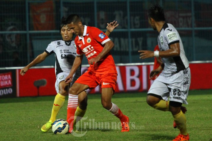 Asri Akbar (kiri), gelandang Sriwijaya FC berebut bola dengan Rafael Maitimo (tengah), gelandang Persija Jakarta dalam babak penyisihan Grup A, Piala Jenderal Sudirman di Stadion Kanjuruhan Kepanjen, Kabupaten Malang, Rabu (25/11/2015). Sriwijaya FC dikalahkan Persija Jakarta dengan skor 0-1. 