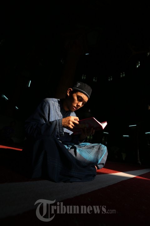 Lakukan Tadarus Al Quran di Mesjid Raya Medan