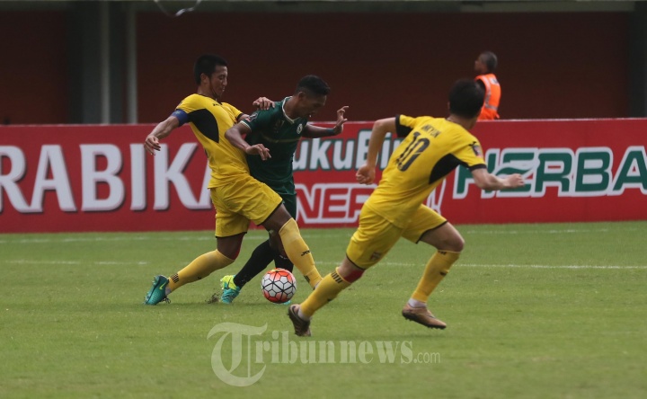 Lalu Arie Sandy Dihadang Dua Pamain Mitra Kukar