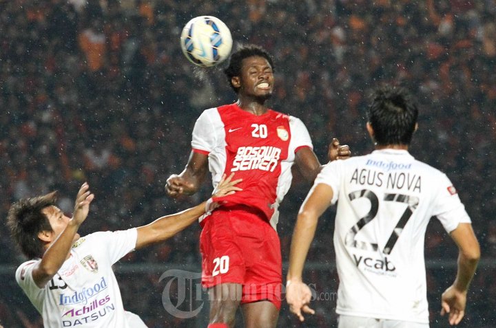 Lamine PSM Makassar Rebut Bola Pemain Bali United