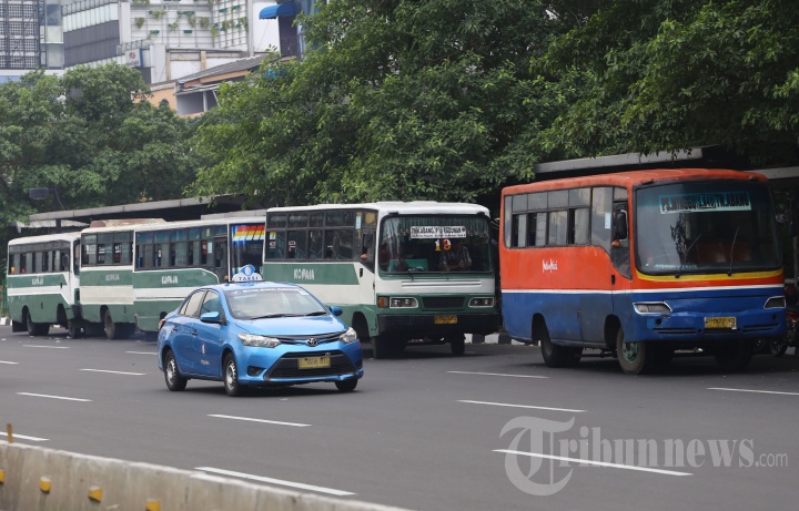 Sejumlah angkutan umum jenis Metromini dan Kopaja menunggu penumpang di Kawasan Stasiun Sudirman, Jakarta Pusat, Rabu (4/7/2018). Wakil Gubernur DKI Jakarta Sandiaga Uno, beberapa waktu lalu menyampaikan akan merekayasa jalan dan melarang angkutan umum seperti Kopaja dan Metro Mini lewat jalan protokol saat penyelenggaraan Asian Games 2018. Rekayasa lalu lintas ini bertujuan mengurangi kemacetan di jalan protokol sekaligus mengurangi polusi. 