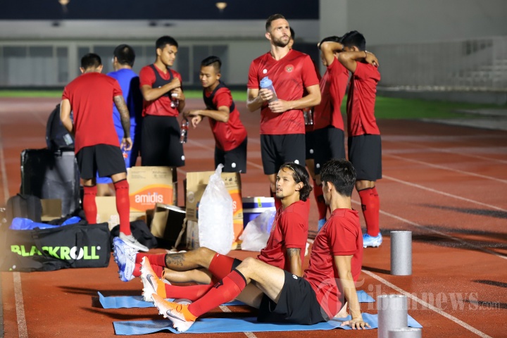 Sejumlah pemain Tim Nasional Indonesia Senior saat mengikuti latihan perdana di Stadion Madya, Senayan, Jakarta Pusat, Jumat (14/2/2020). Shin Tae-yong memanggil 34 pemain untuk latihan perdana tersebut. 