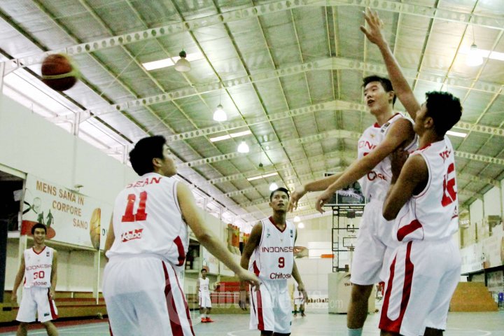 Latihan Tim Nasional Basket Indonesia U-16