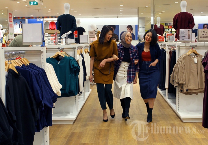 Artis Laura Basuki, Ayudia Bing Slamet, dan Vanesha Prescilla berpose dalam sesi foto Feminine Is In-Uniqlo Fall/Winter 2019 Fashion Styling Presentation di Senayan City, Jakarta, Rabu (17/7/2019). Fall/Winter Uniqlo Women's Fashion Line Up menampilkan gaya-gaya inspiratif baik formal maupun kasual. 