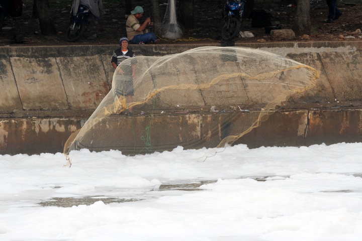 Lautan Busa Selimuti Pintu Air Weir 3 Marunda