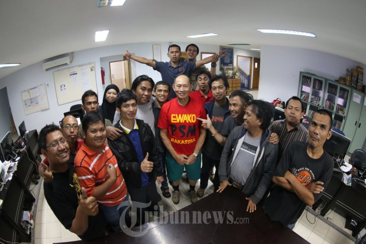 Legenda PSM Harry Tjong Kunjungi Tribun Timur