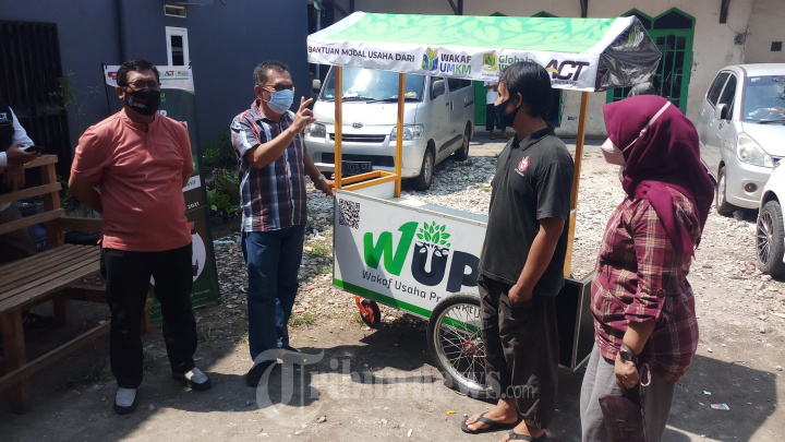 Lembaga ACT Bagi Gerobak Gratis Kepada Pelaku Usaha UMKM