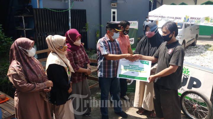 Lembaga ACT Bagi Gerobak Gratis Kepada Pelaku Usaha UMKM