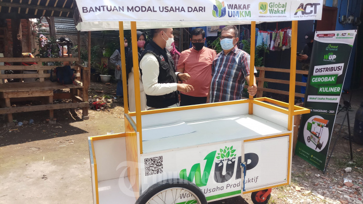 Lembaga ACT Bagi Gerobak Gratis Kepada Pelaku Usaha UMKM