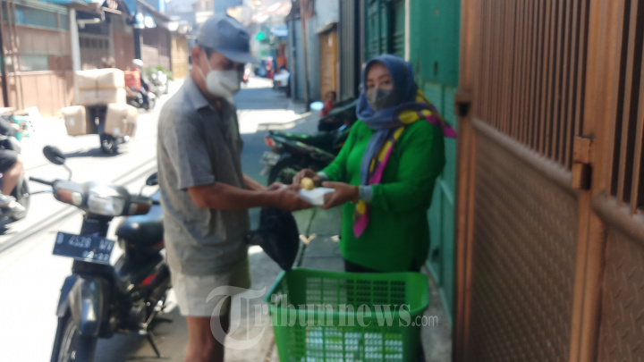 Lembaga Tzu Chi Berbagi Nasi Siap Santap