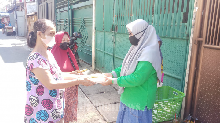 Lembaga Tzu Chi Berbagi Nasi Siap Santap