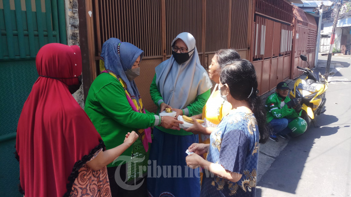 Lembaga Tzu Chi Berbagi Nasi Siap Santap