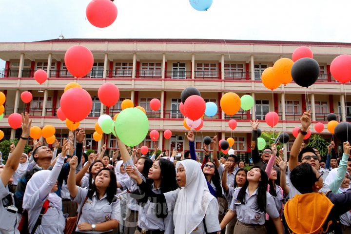 Lepas Balon Usai UN SMAN 1 Palembang