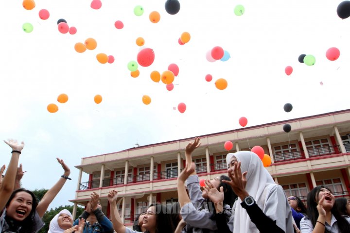 Lepas Balon Usai UN SMAN 1 Palembang