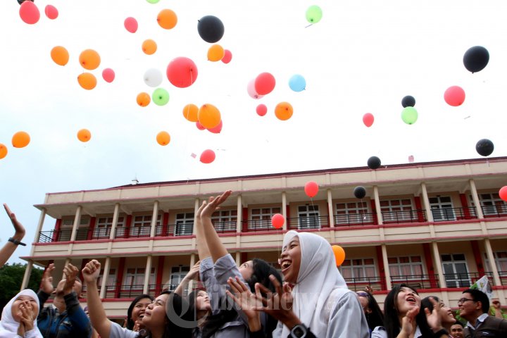 Lepas Balon Usai UN SMAN 1 Palembang