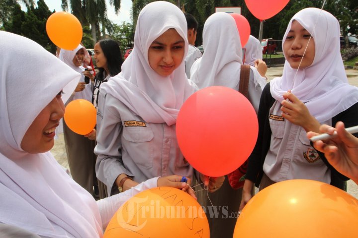 Lepas Balon Usai UN SMAN 1 Palembang