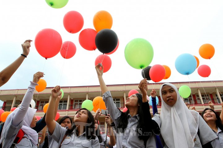 Lepas Balon Usai UN SMAN 1 Palembang