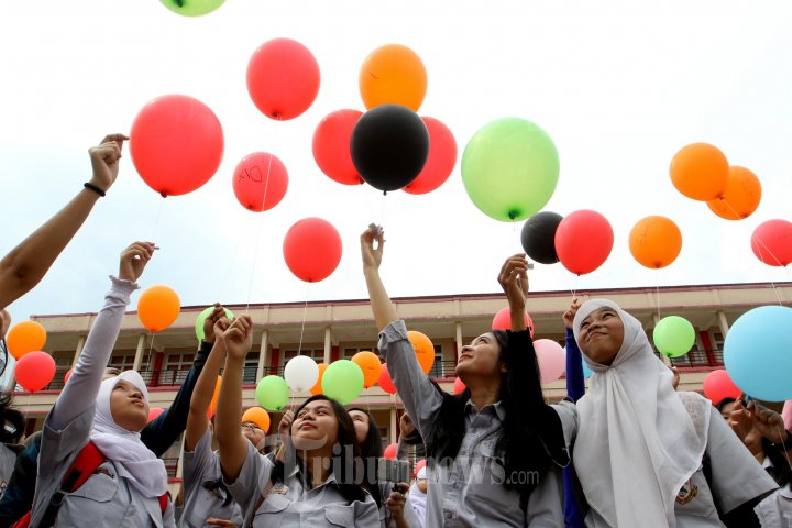 Lepas Balon Usai UN SMAN 1 Palembang