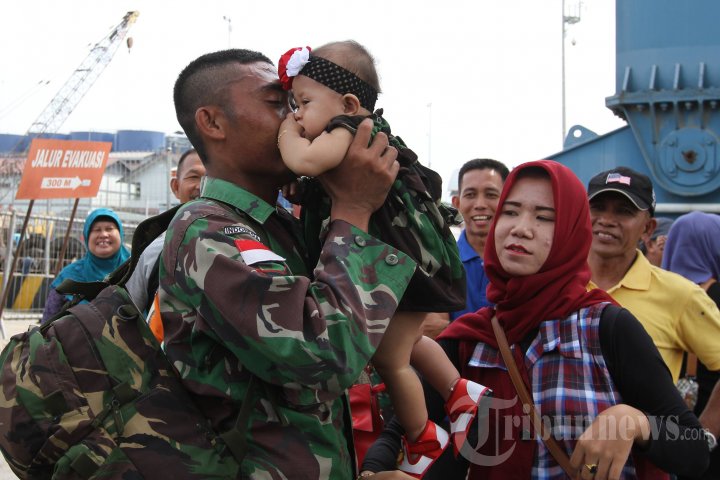 Lepas Rindu dengan Keluarga Usai Bertugas Jaga Perbatasan