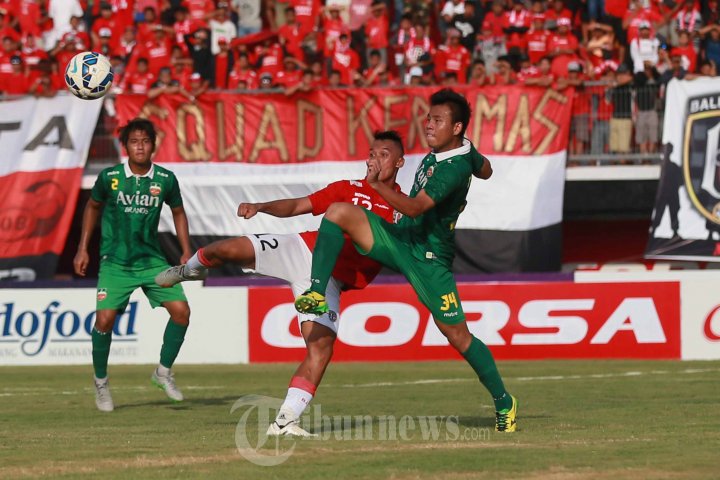 Lerby Eliandry (merah) pemain bali united berebut bola dengan Sahrul Kurniawan, pemain surabaya FC dalam laga Ujicoba di stadion Dipta Gianyar, Minggu (8/11/2015). Bali united menang telak atas Surabaya FC 4-1. 