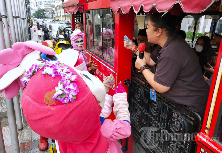 Libur Natal Kawasan Alun-alun Bandung Diserbu Wisatawan