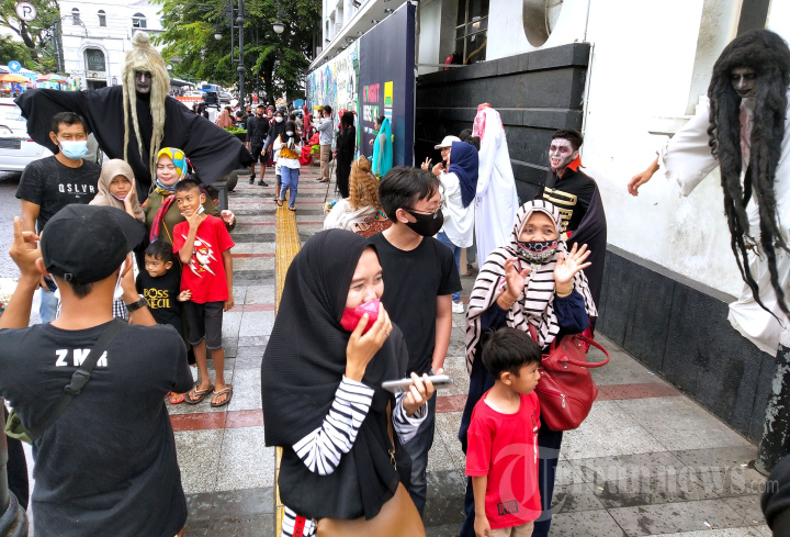 Libur Natal Kawasan Alun-alun Bandung Diserbu Wisatawan