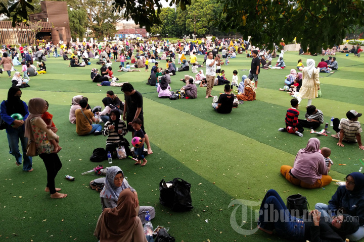 Liburan di Lapangan Rumput Sintetis Alun-alun Kota Bandung
