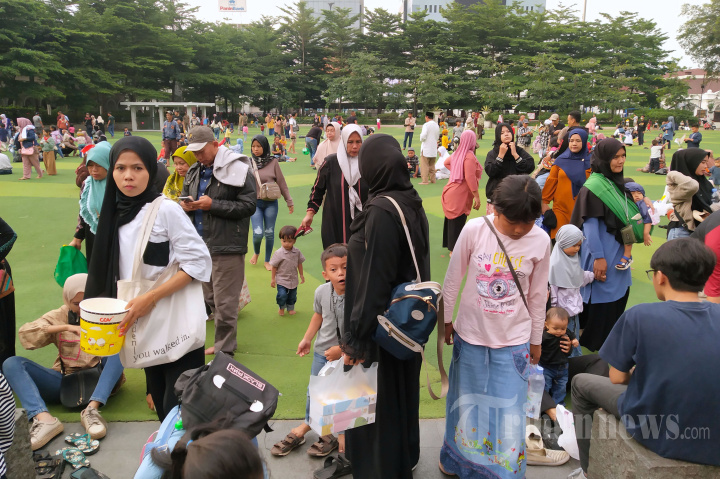 Liburan di Lapangan Rumput Sintetis Alun-alun Kota Bandung