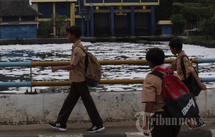 Limbah Cemari Kali Ancol