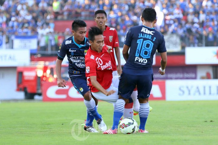 Lodry Dibayangi 3 Pemain Persib Bandung